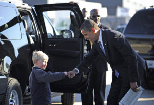 obama-fist-bump-with-child_168045951